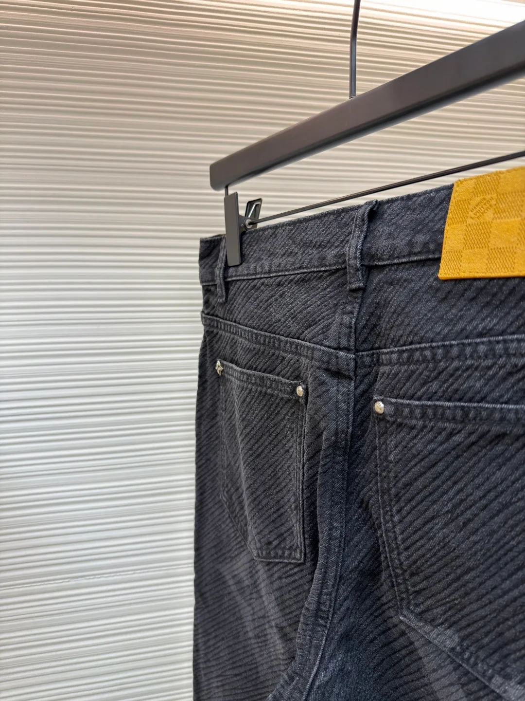 LOUIS VUITTON gradient letter jeans ●Original version: purchased and developed by 17726 ●Item number: 1680830-B45 ●Fabric: denim fabric ●Technology: Tie-dye process ●Version: fitted version ●Weight: about 710 grams ●Size: 30-32-34-36 ●Description: The tie-dye process interprets the dreamy colors of the Northern Lights. It is not only fashionable and versatile, but also enhances the aura and becomes the focus of attention. It can be matched with the same style to create a fashionable look and control various occasions. The overall wiring is straight and delicate, the fabric is comfortable and soft, and the color is consistent without color difference. It can be matched with the same style to create a fashionable look and control various occasions. Customized accessories, complete with three standards, same style for men and women!